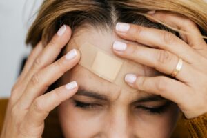 woman with a head hurt