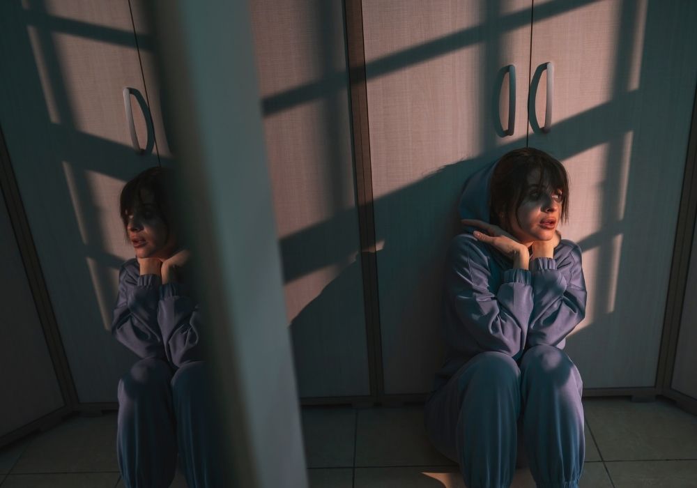 woman sitting down and dealing with schizophrenia